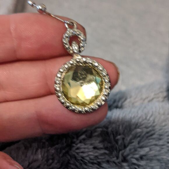 Vintage green crystal faceted earrings that look framed in crystals - Picture 7 of 7